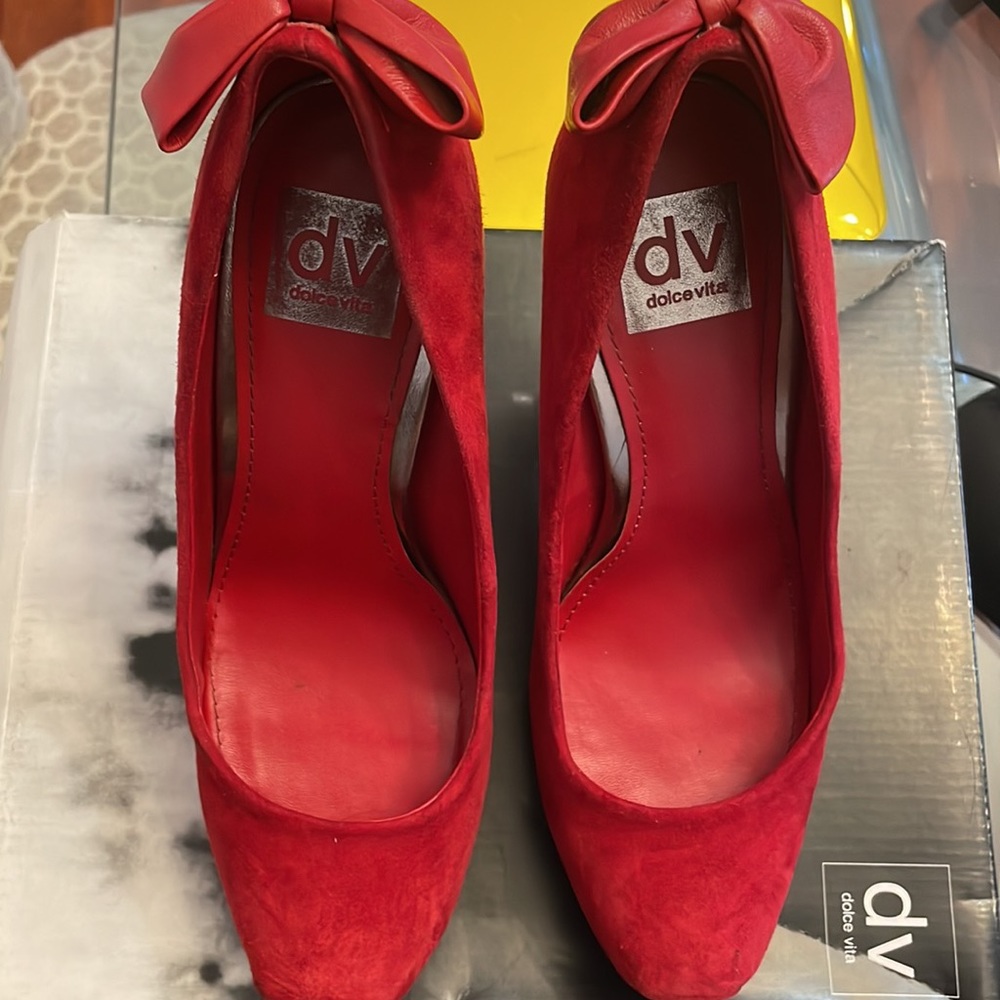 Red Pumps! - Picture 3 of 3